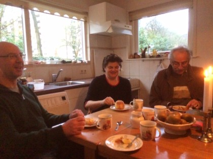Ton's vrouw die de lekkere appelbollen samen met haar dochter had gemaakt.