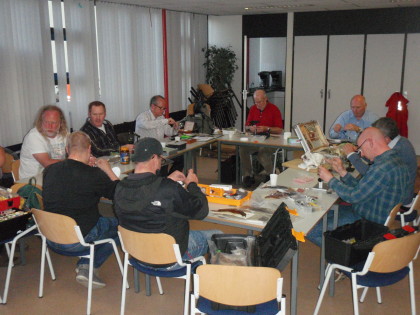 Allen zeer geconcentreerd aan het binden.
