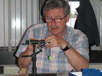 Piet had speciaal zijn nieuwe vice meegenomen, thuis had hij al geoefend op enkele P en O's. 