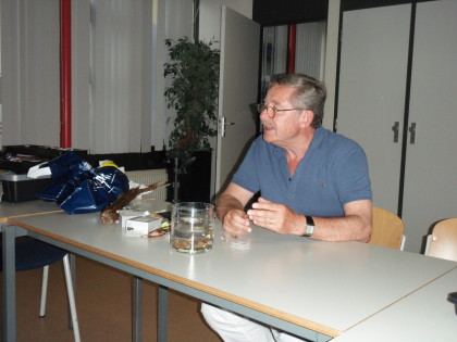 Piet heeft zich goed voorbereid compleet met een stukje test rivier.