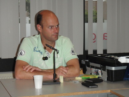 Marcel let erg goed op wat er gezegd wordt. 