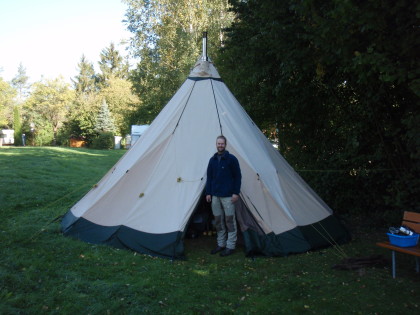 Sander trots voor zijn tentipi 