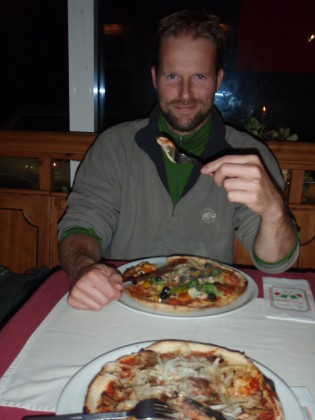 De pizza's smaakten geweldig naar een dag buitenspelen aan het water.