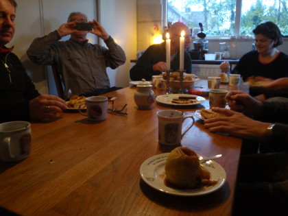 De appelbol vol in beeld.